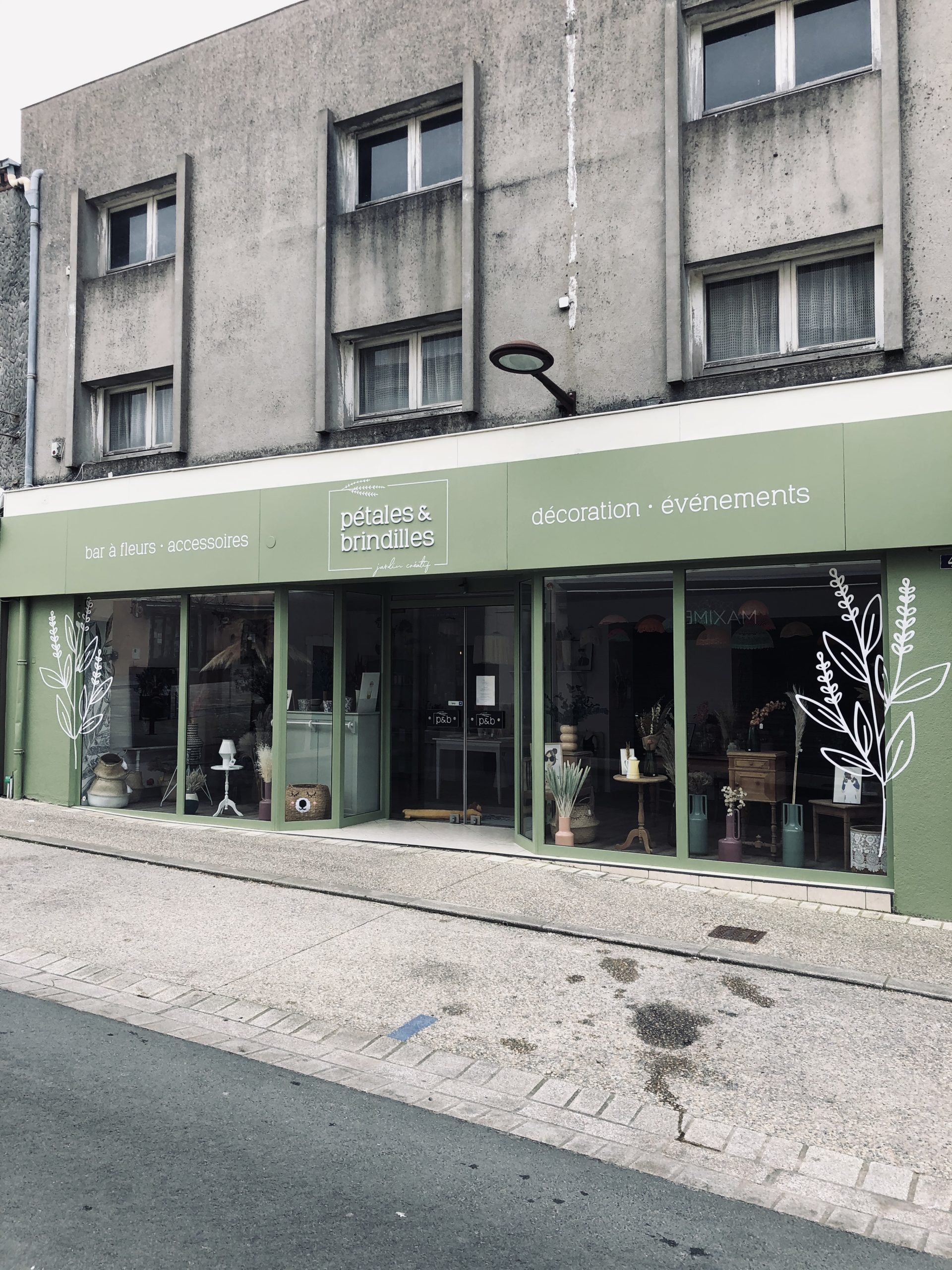 graphiste-nantes-studio-créatif-la-rusée-direction-artistique-fleuriste-pétales-et-brindilles-devanture-façade