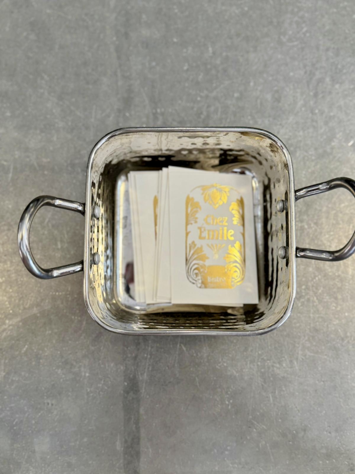 Terrasse restaurant parisien Chez Émile cartes de visite