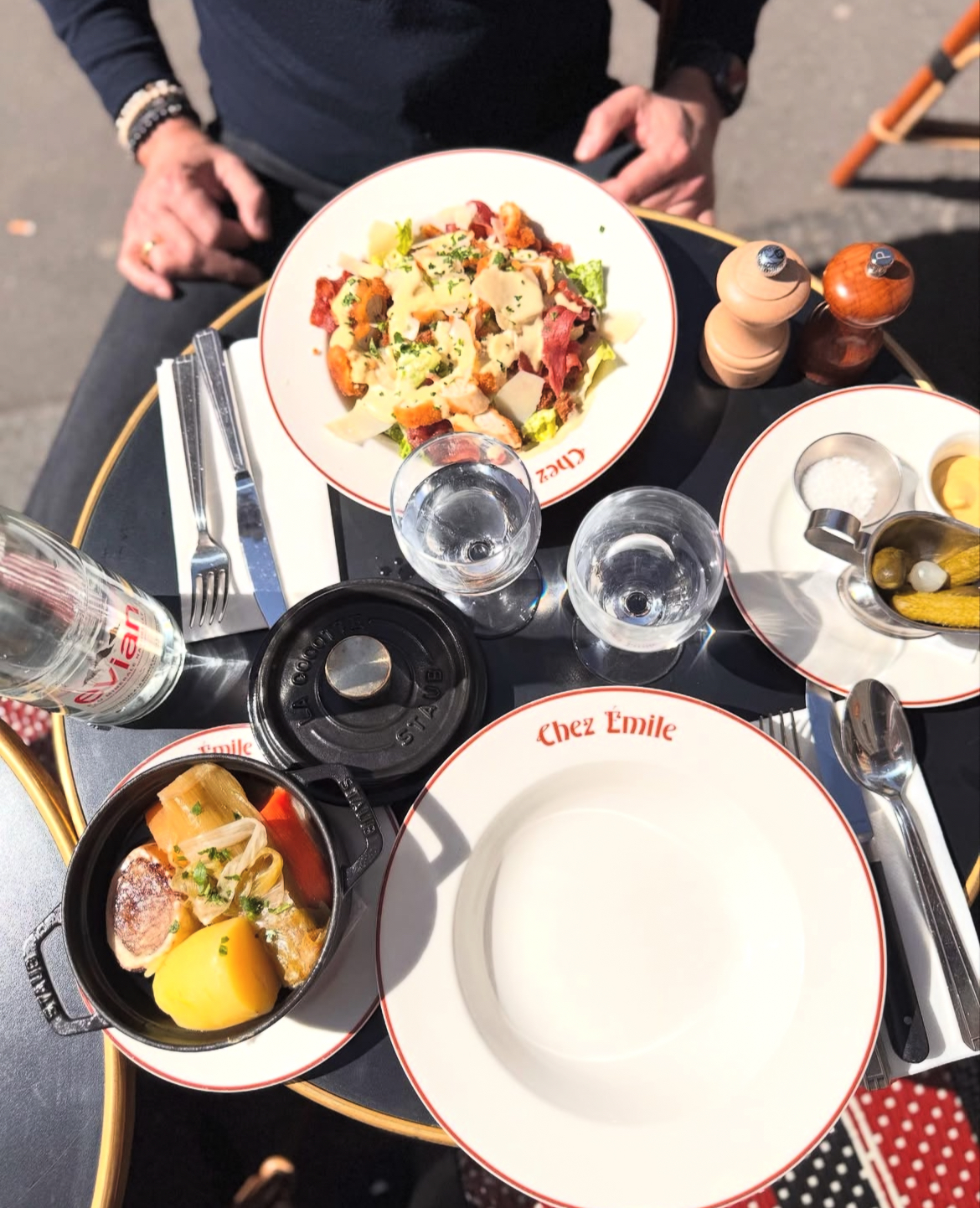 Terrasse restaurant parisien Chez Émile brasserie assiettes