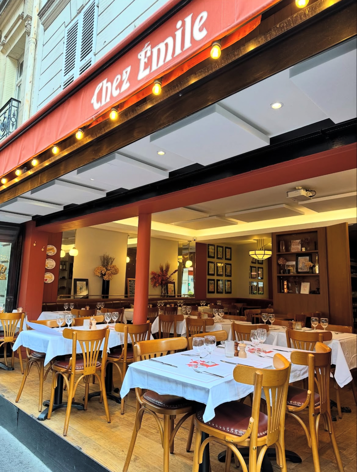 Terrasse restaurant parisien Chez Émile devanture store