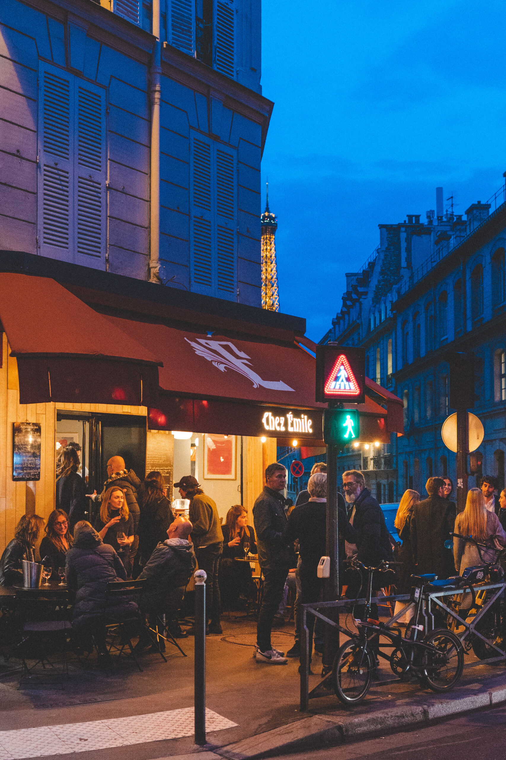 Terrasse restaurant parisien Chez Émile devanture store logo