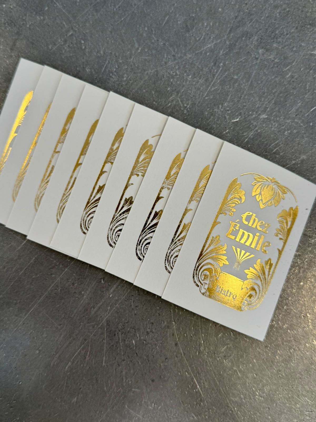 Terrasse restaurant parisien Chez Émile cartes de visite