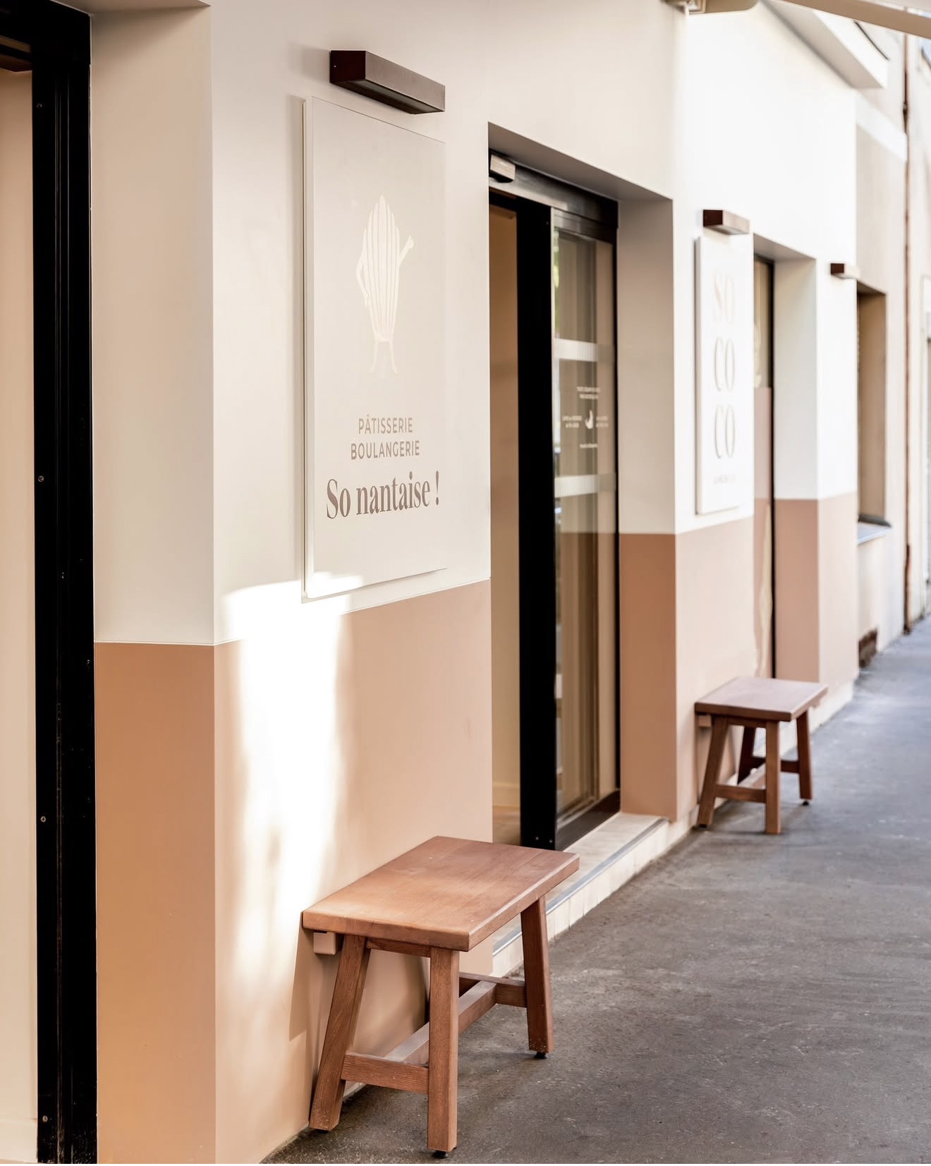 Devanture de la boulangerie SO COCO avec enseigne artisanale peinte à la main à Nantes