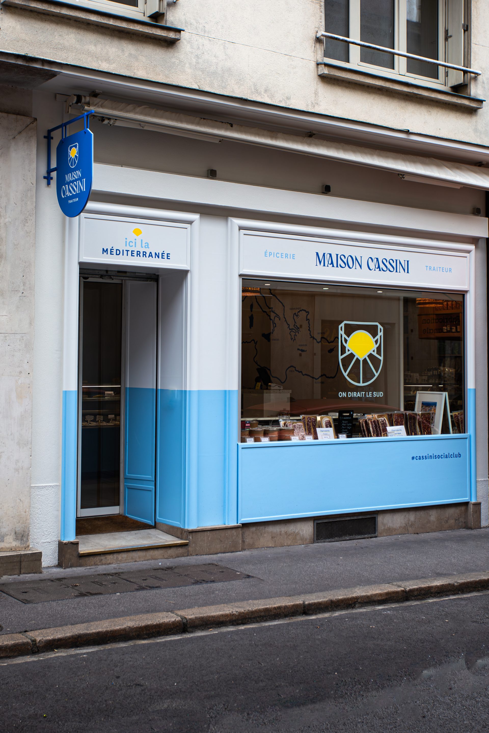 Devanture de l’épicerie Maison Cassini avec enseigne élégante et artisanale