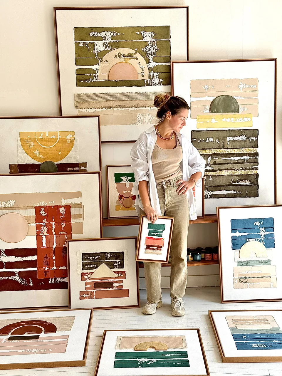 Johanna Gaudeau entourée de ses œuvres aux formes et aux textures colorées.
