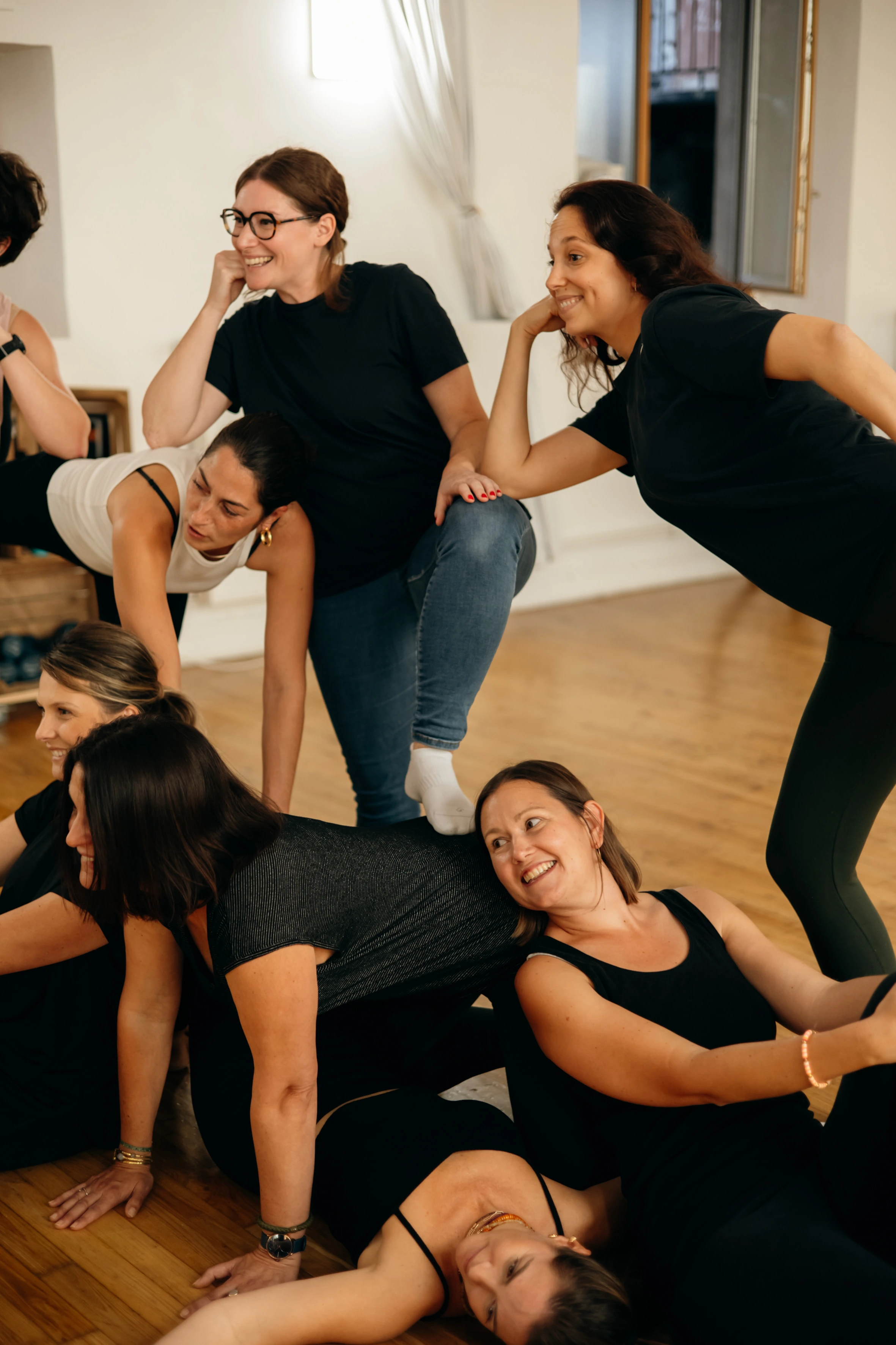 Les participantes composent une pose collective dans le studio de danse.
