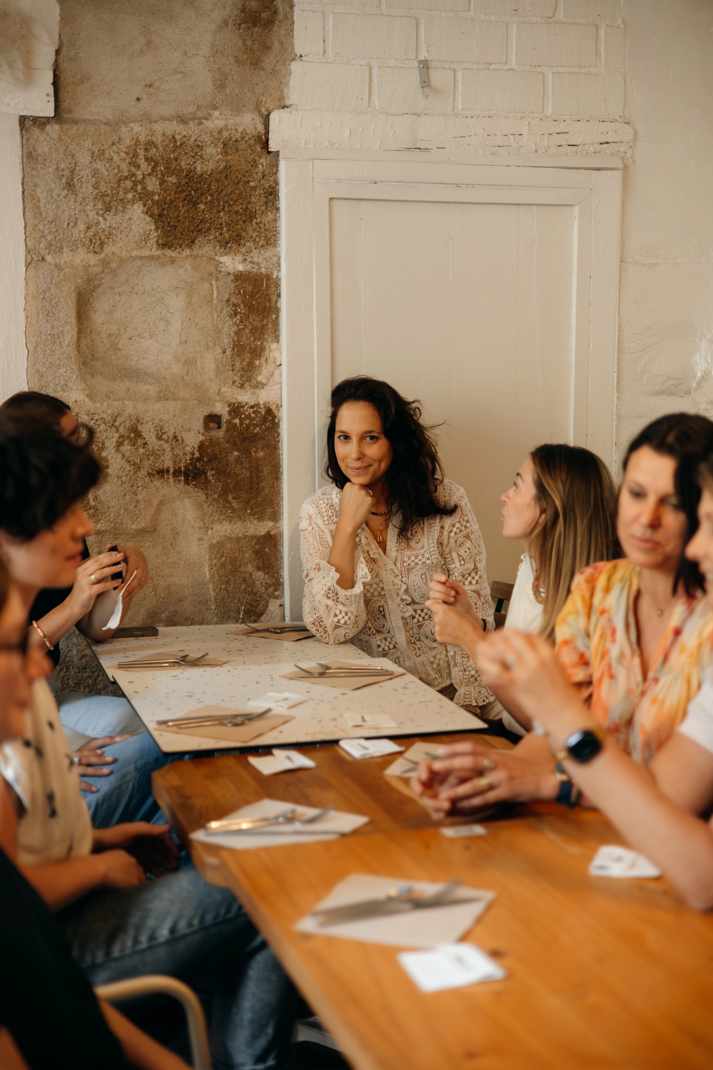 Julie et les participantes échangent autour de la table du déjeuner.